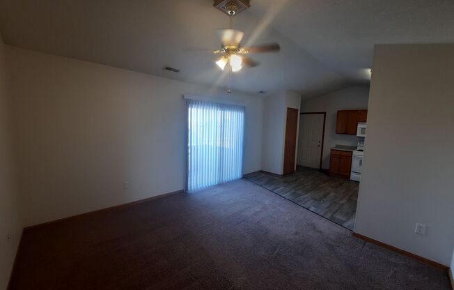 2 beds, 2 baths, 850 sqft, $945, Unit 106