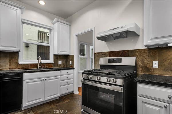 724 S DUNSMUIR AVE