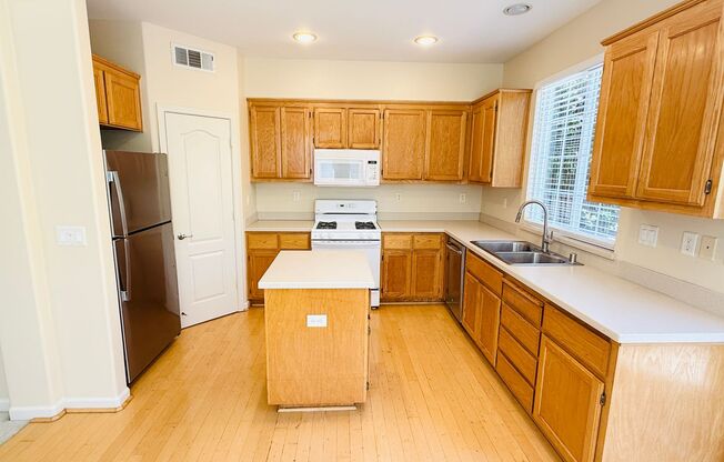 Beautiful 3 Bed 2.5 Bath Santa Clara Townhome. 2 Car Garage & Private Backyard