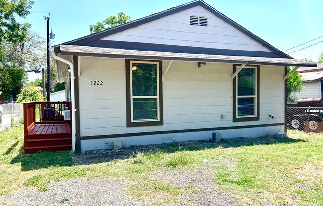 2 Bedroom / 1 Bath Duplex Near Lackland AFB!