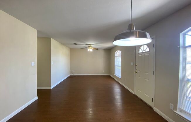 3/2/1 Duplex / Luxury Vinyl Plank - NO Carpet!! Close to IH 35 for commuters. 1 Month Free Rent.