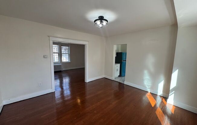 3 beds, 1 bath, $2,395, Unit 5714A Beacon Street