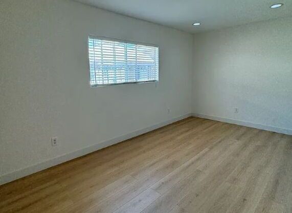 2 beds, 2 baths, 960 sqft, $2,950, Unit 1/2