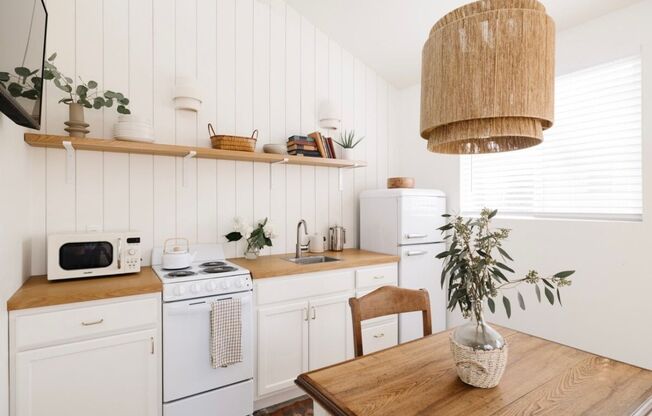 Fully furnished studio apartment in the North End! | 3-6 month leases available!!