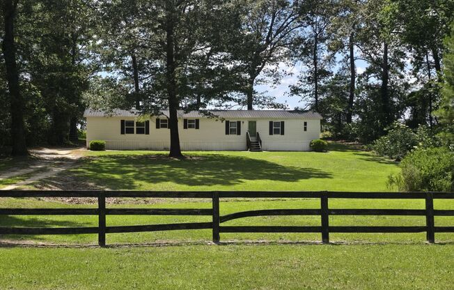 Country Living in Grays Creek! 3 Bedroom, 2 Baths convenient to Hwy 87 & Ft Bragg.