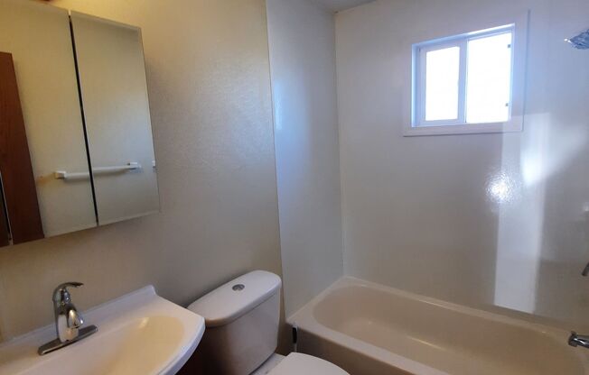 $795 - 2 bedroom/ 1 bathroom - Check out this bi-level apartment!