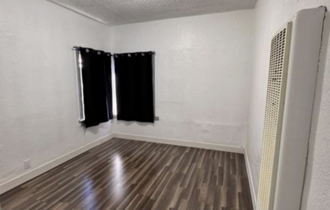 811 W 43 ST