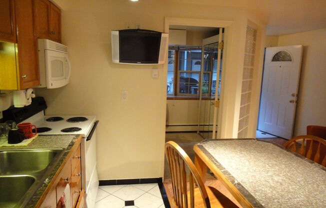 Studio, 1 bath, 400 sqft, $870, Unit 680-112 b
