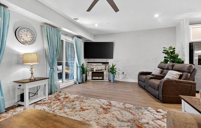 Luxurious 3 Bed 2.5 Bath Townhome In Beautiful Foster's Glen