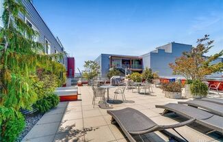 TOP FLOOR Condo/PARKING INCLUDED!
