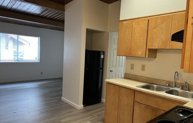 2 beds, 1 bath, 750 sqft, $1,050, Unit Unit E