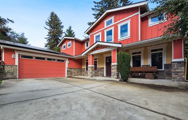 Modern 5-Bedroom Kirkland Home with Solar Savings and Prime Location