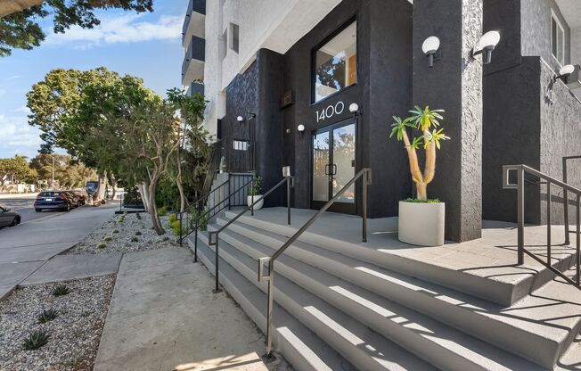 1400 Venice Blvd.- Modern Living in the Heart of Venice – Renovated 2 Bedroom Units