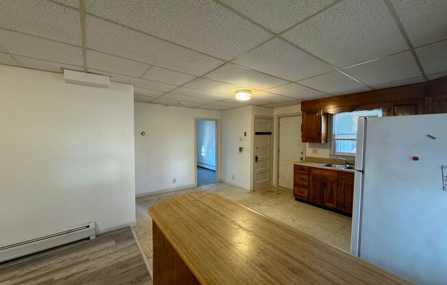 2 beds, 1 bath, $1,300, Unit 3