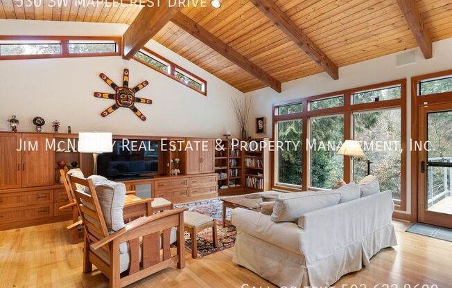 530 SW MAPLECREST DR