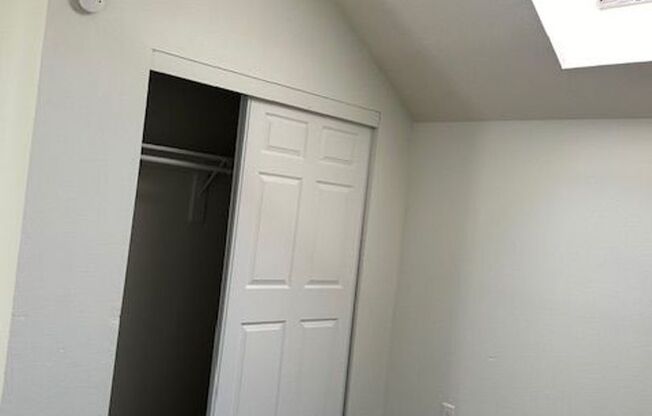 2 beds, 1 bath, 700 sqft, $1,250, Unit 216