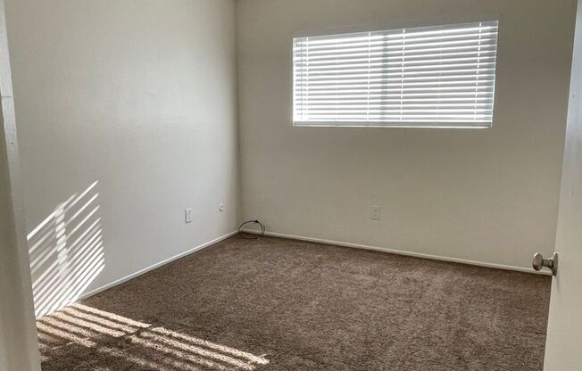 3 beds, 1 bath, $1,600, Unit #A