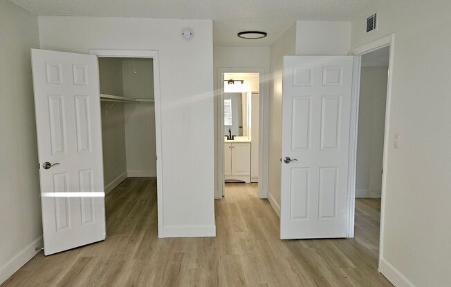 2 beds, 1 bath, 927 sqft, $1,550, Unit 80-10