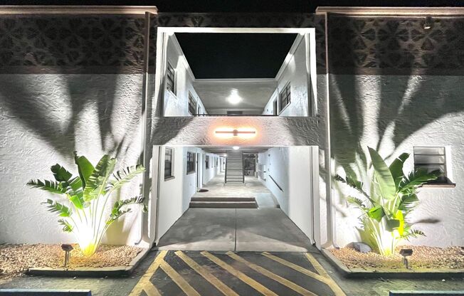 2 beds, 2 baths, 1,000 sqft, $1,999, Unit 207