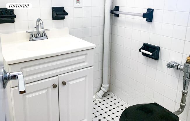128 W 13 ST