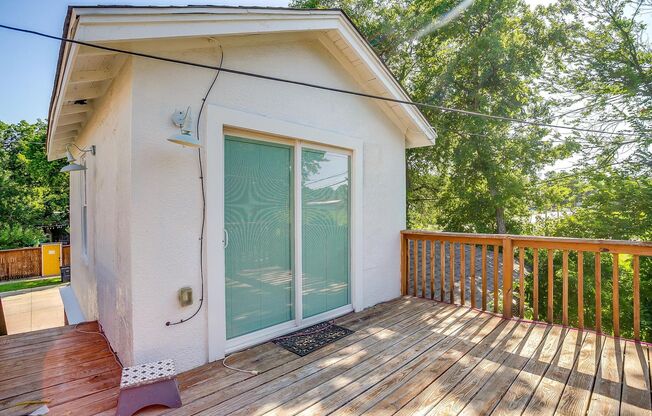 Efficiency Garage Apartment in the Historic Southside District- 76110