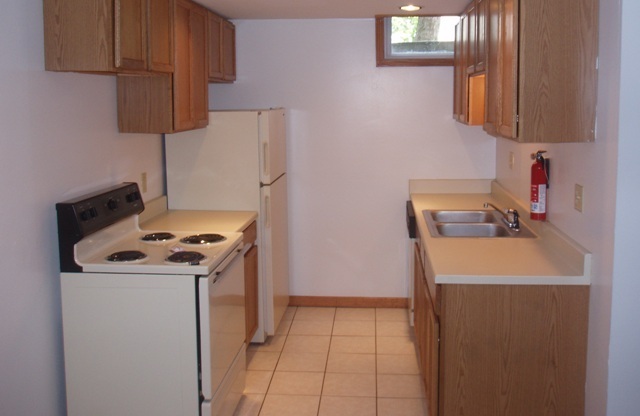 2 beds, 1 bath, $1,195, Unit 7