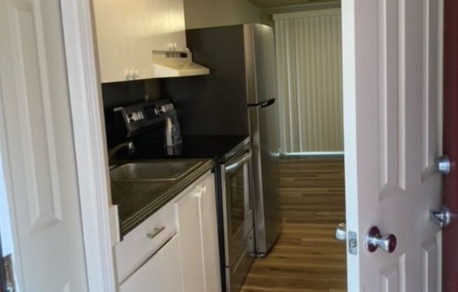 Studio, 1 bath, 450 sqft, $1,025, Unit 10-06