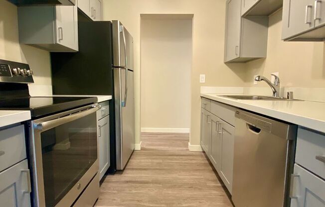 900 Nob Hill Ave North