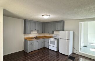 3 beds, 1 bath, $795, Unit B