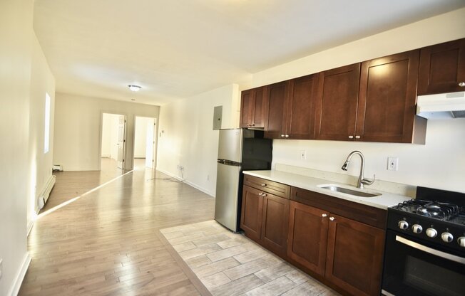 2 beds, 1 bath, $2,850, Unit 4