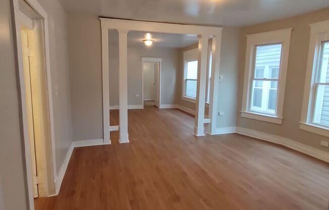 3 beds, 1 bath, $1,300, Unit 2