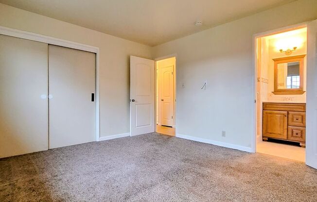 Charming Single Story 3bd House with Large Yard!