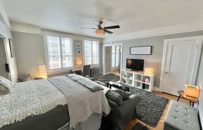 Chic Ocean-View Furnished Studio in a Historic Downtown Long Beach Building