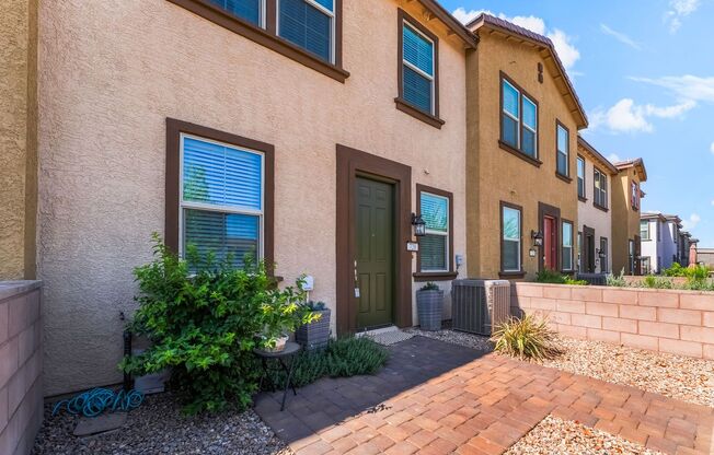 Beautiful, nearly new, 3 bd townhouse located in the heart of Henderson!