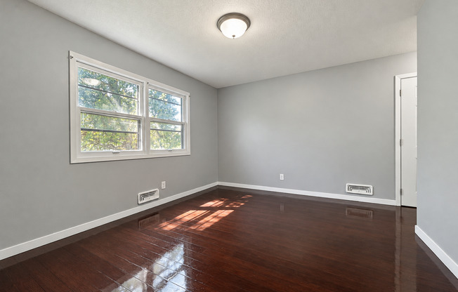 Spacious 6 Bedroom 2 Bathroom Single Family Home in St.Paul!