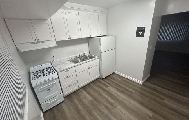 Studio, 1 bath, 422 sqft, $1,400, Unit 832 #05