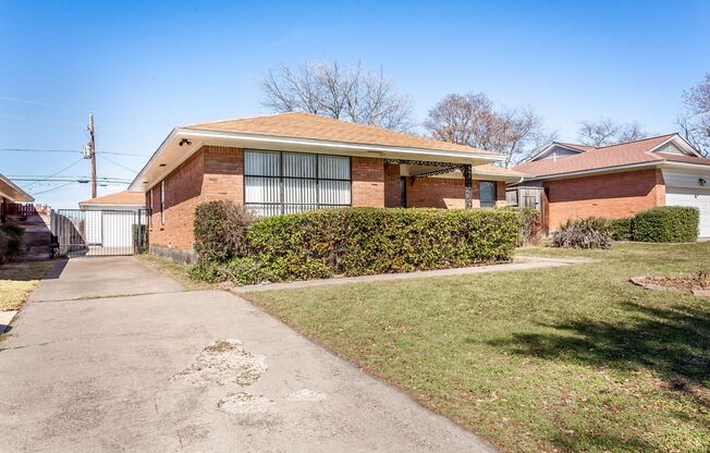 3-bedroom, 2-bath home with 2-car garage in Casa View