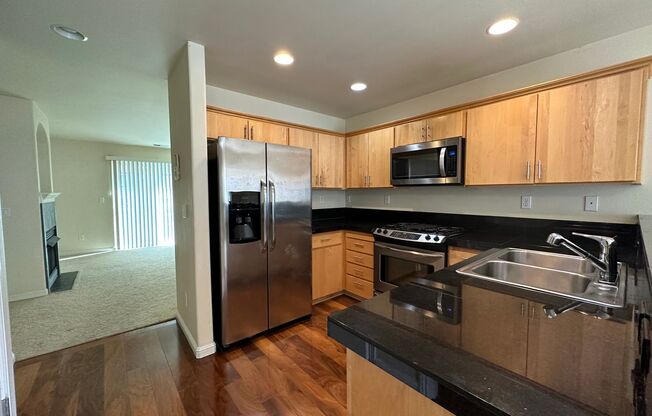 Beautiful 3 Bedroom Townhome in Beaverton!!