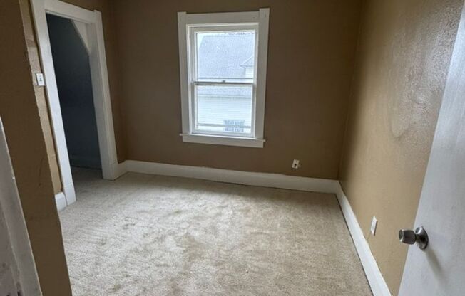 3 beds, 1 bath, $1,100