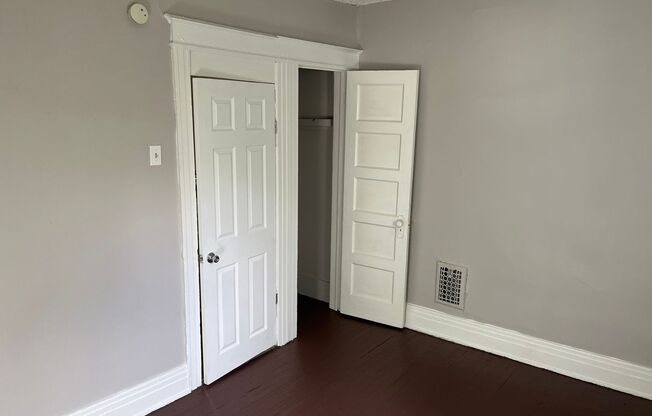 3 beds, 1 bath, $1,000, Unit 32