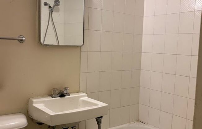 2 beds, 1 bath, 740 sqft, $995, Unit 03