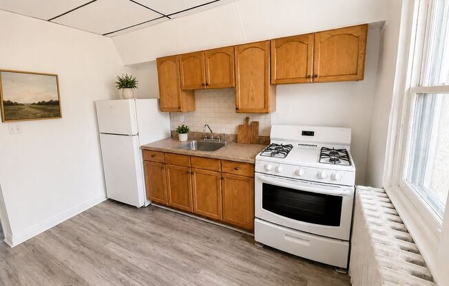 Bright 2BR Port Richmond Row Home with Large Living Space & Basement Storage