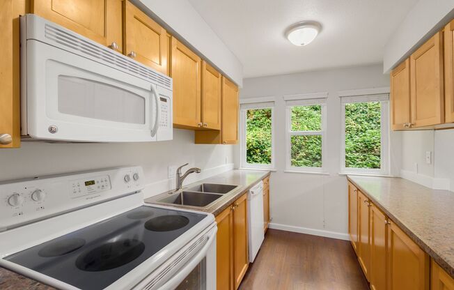 Remodeled Sunny 2 Bedroom minutes from Microsoft