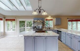 Single Family Home with Vaulted Ceilings!