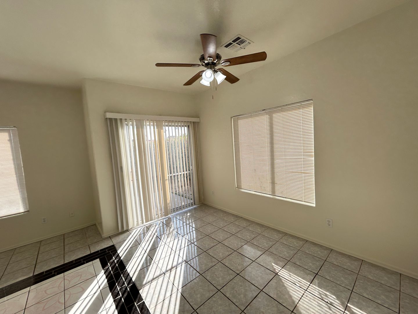 3 Bedroom 2 1/2 Bathroom Freshly painted & carpet, Close to Grand Canyon University