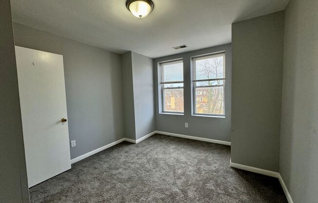 3 beds, 1 bath, $1,325, Unit 3C