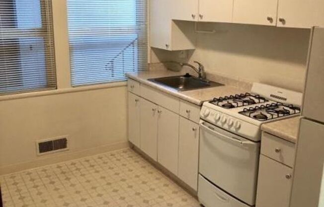 One-bedroom apartment in North Berkeley between Shattuck and Walnut.