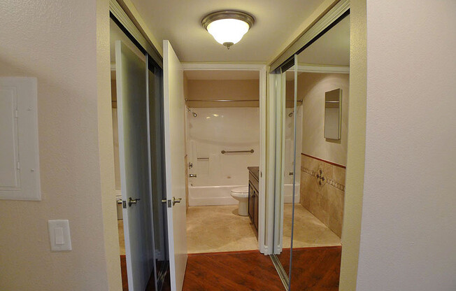 2 beds, 2 baths, 950 sqft, $2,795, Unit 215