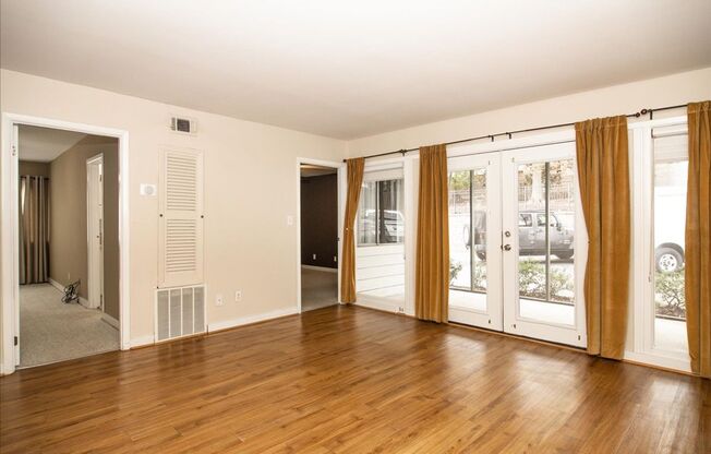 Spacious Ground Level 2bd/2ba w/ Screened In Patio, Pool, and in Great Location!