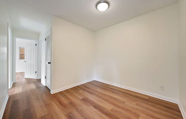 *One month free* Available now! Renovated 2 bedroom apartment in Collins Crossing of Carrboro!